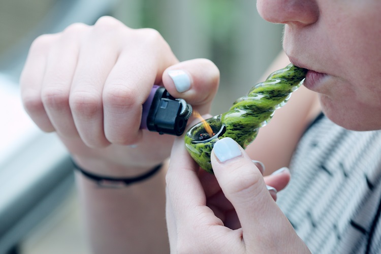 how-to-clean-a-glass-pipe